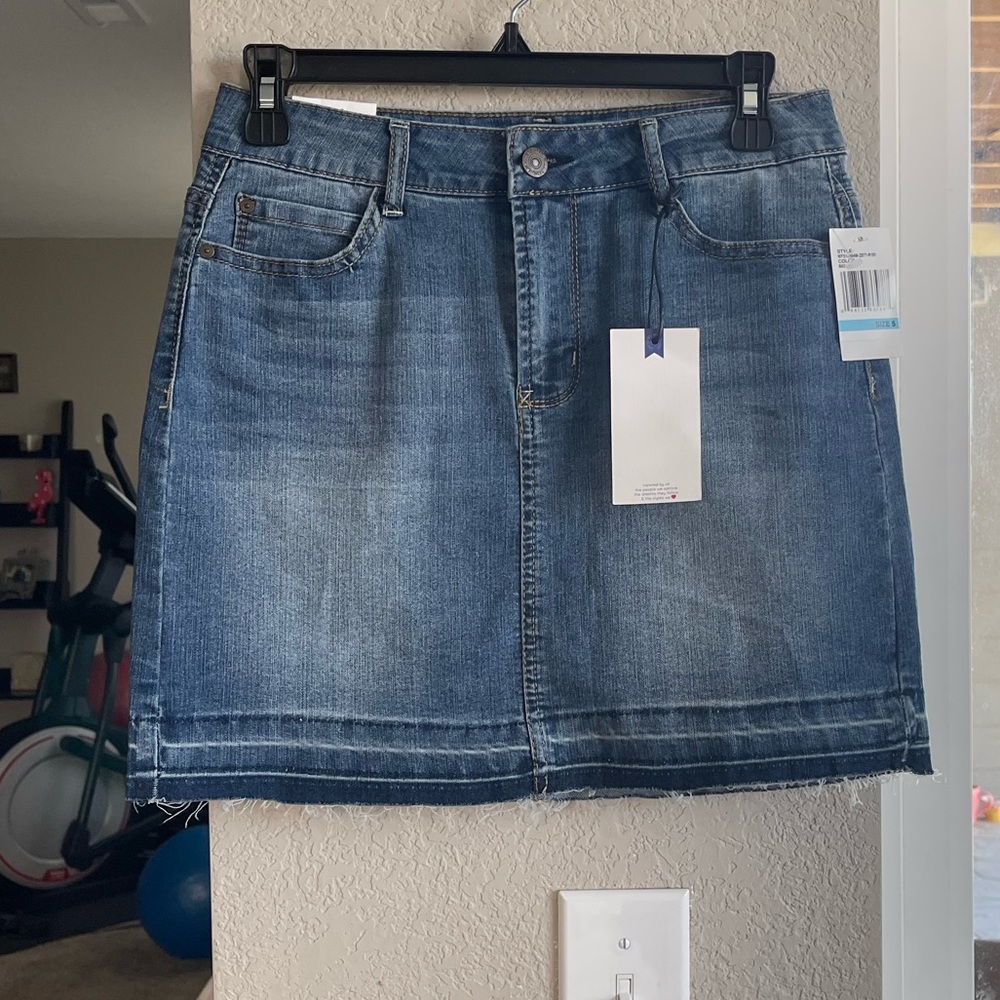 Wallflower NWT Denim stonewashed mini Skirt. Size 5/27